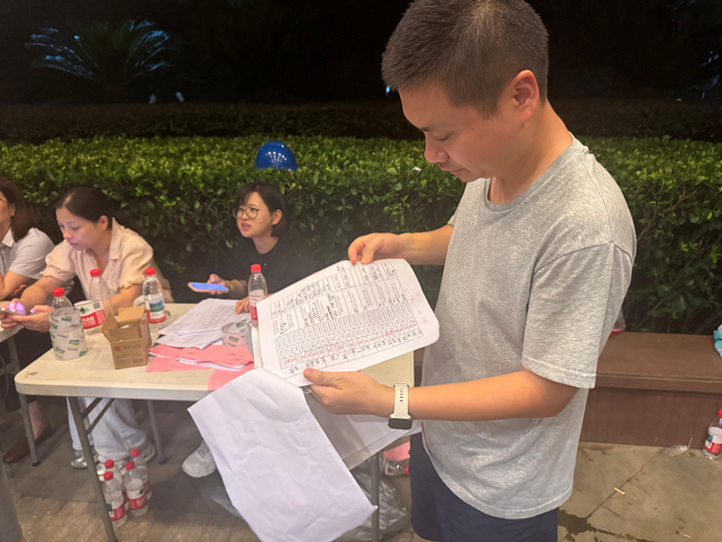 8月13日21时，汪志君正统计当日居民电路检修数量。 澎湃新闻记者 徐亦嘉 图