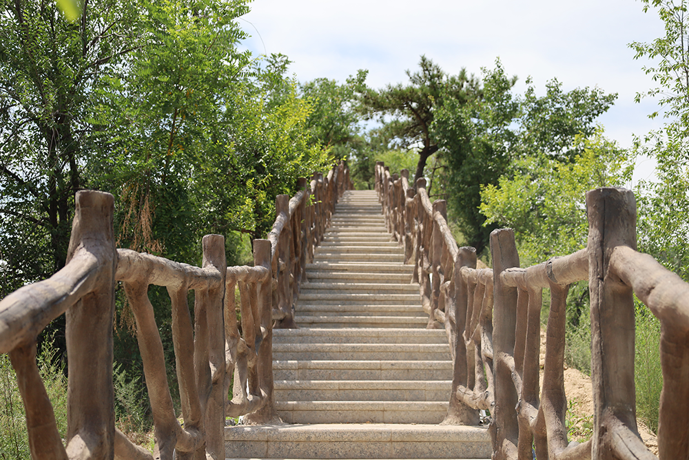 古城墙顶部修建的通往凤凰阁的步道。
