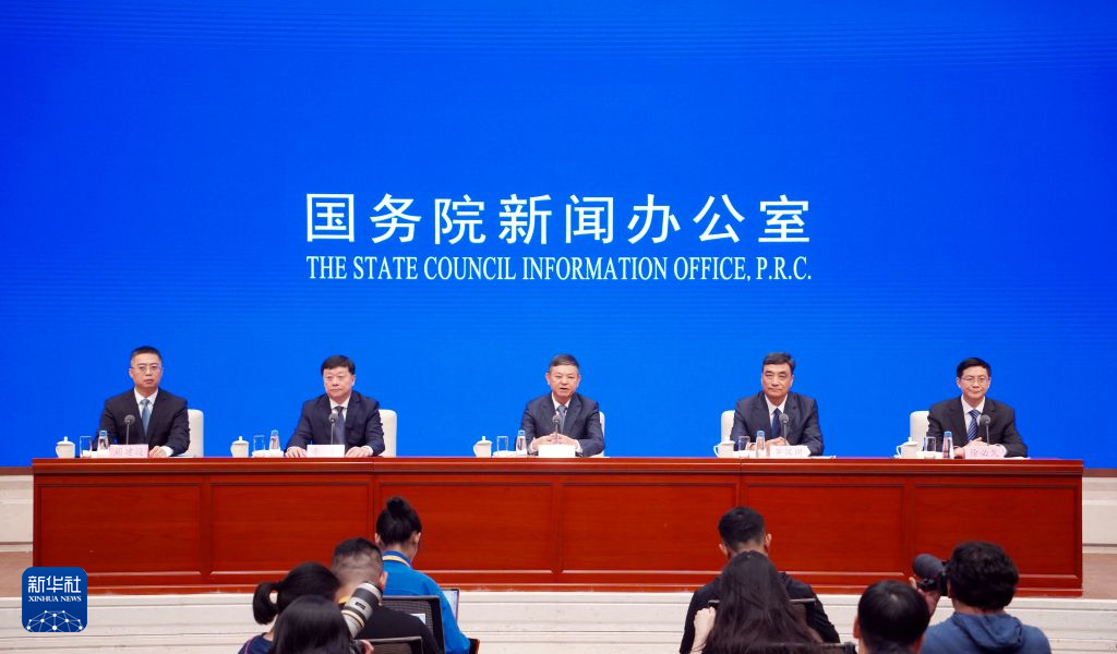 8月13日，国务院新闻办公室在北京举行“开局起步‘十五五’”系列主题新闻发布会，生态环境部部长黄润秋，生态环境部副部长、国家核安全局局长董保同，生态环境部副部长李高，生态环境部副部长徐必久介绍全面推进美丽中国建设有关情况，并答记者问。 新华社记者 潘旭 摄