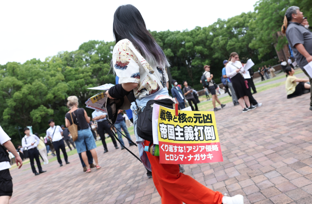 8月9日，日本市民在长崎和平公园附近的原子弹爆炸中心地参加反战集会 图源：新华社