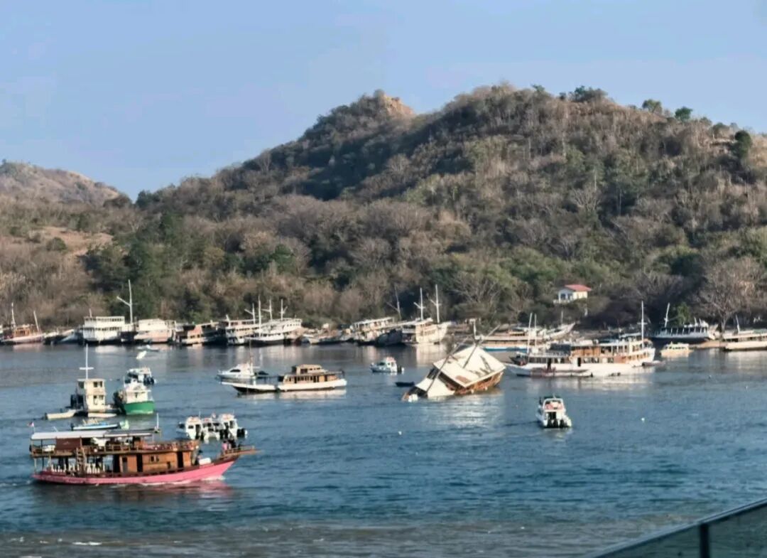 有船只因海面漩涡在科莫多岛附近海域侧沉（受访者供图）