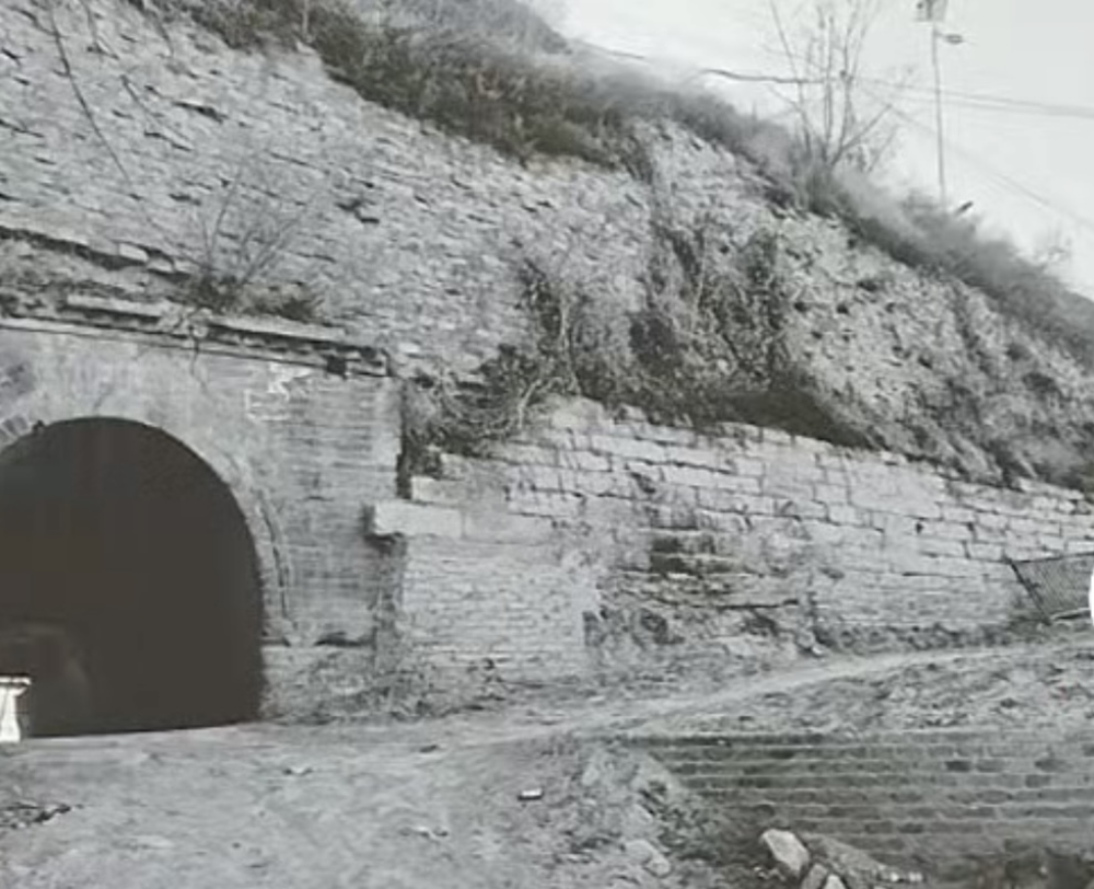 狐尾沟门楼段城墙老照片 。图片来自网络