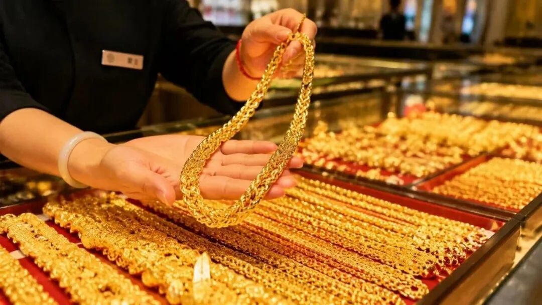 黄金价格透明，每天都有公开报价，黄金品牌很难完全摆脱商品属性
