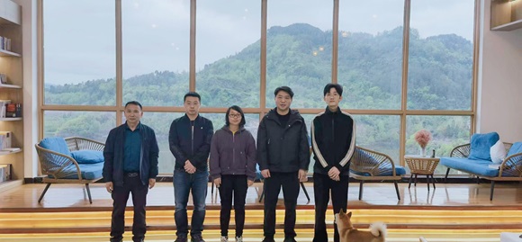 重庆市委宣传部帮扶集团驻桥头村工作队队员和桥头村党支部书记谭雪梅（中）合影。丁伟 摄