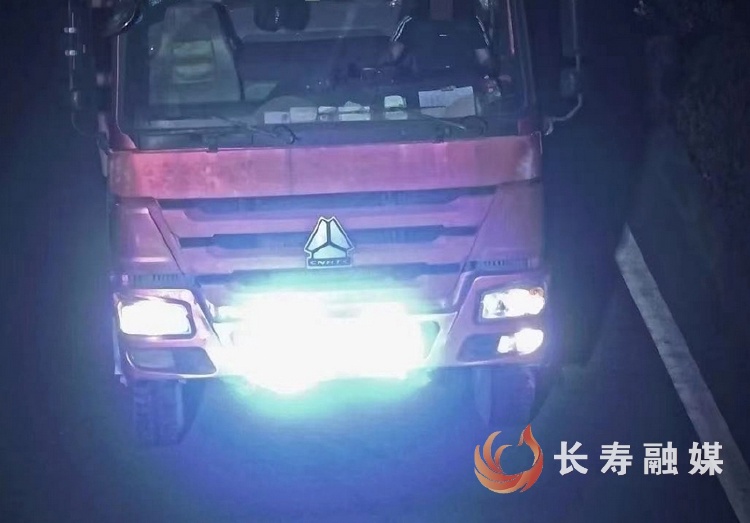 货车加装“神器”遮挡号牌被查处