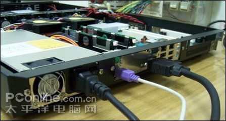 插好电源线、显示器、键盘