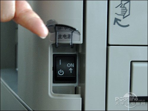 右侧主电源开关