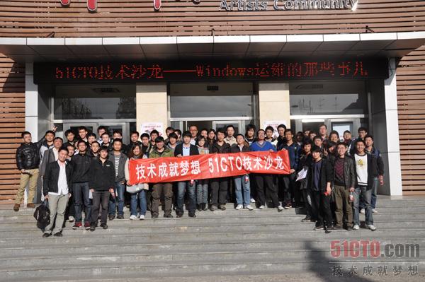 最后在会场门口合影