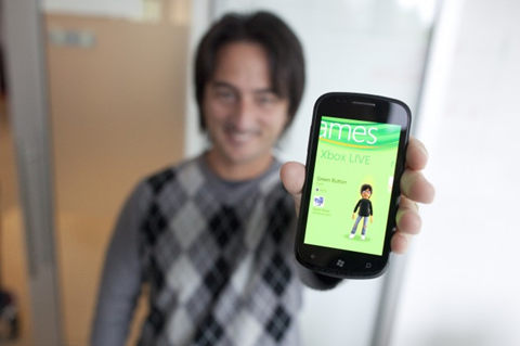 微软集团副总裁、Windows Phone 项目主管Joe Belfiore在微软总部拿着Windows Phone 7 原型机