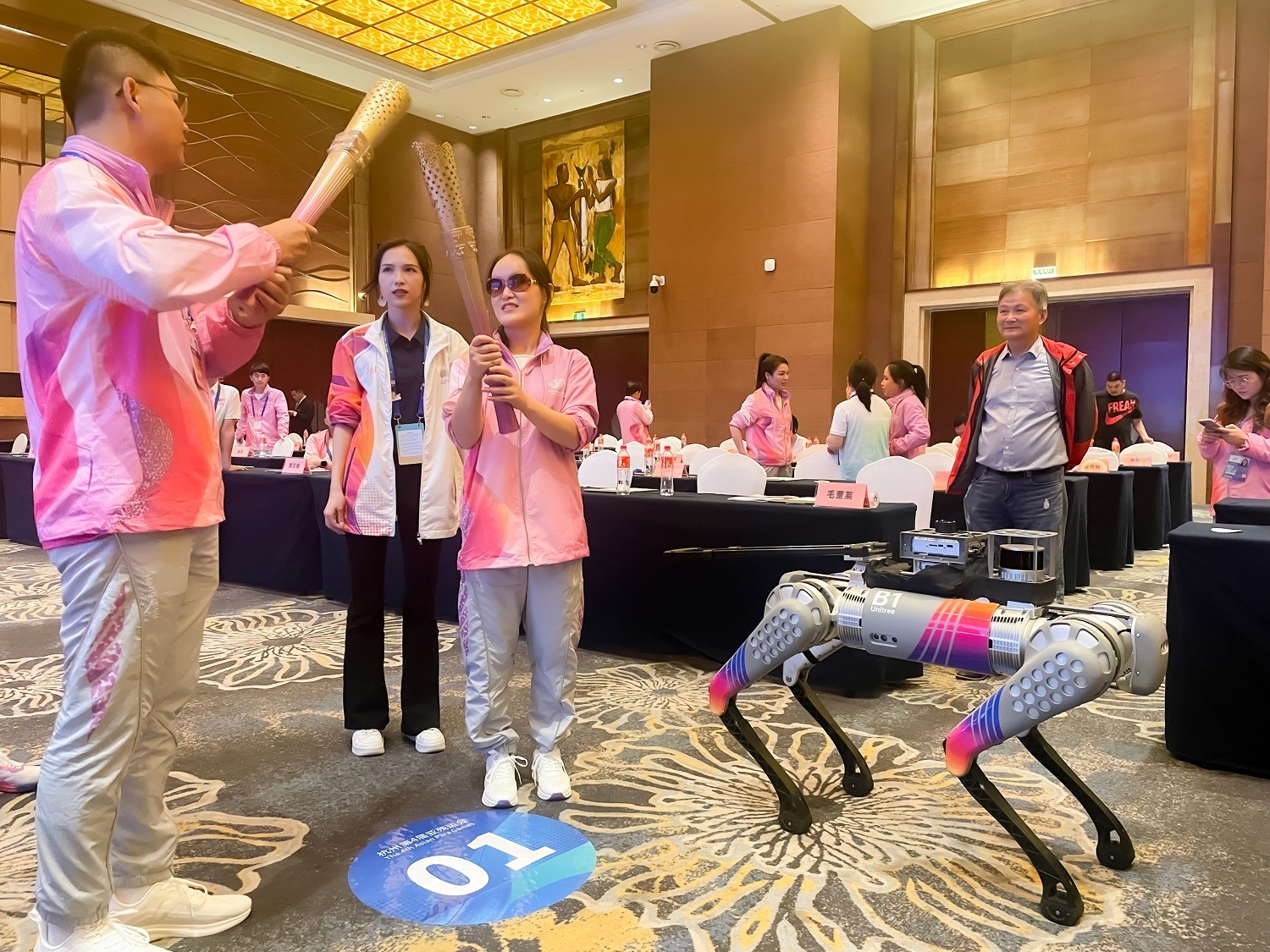 亚残会火炬传递机器狗-3.jpg