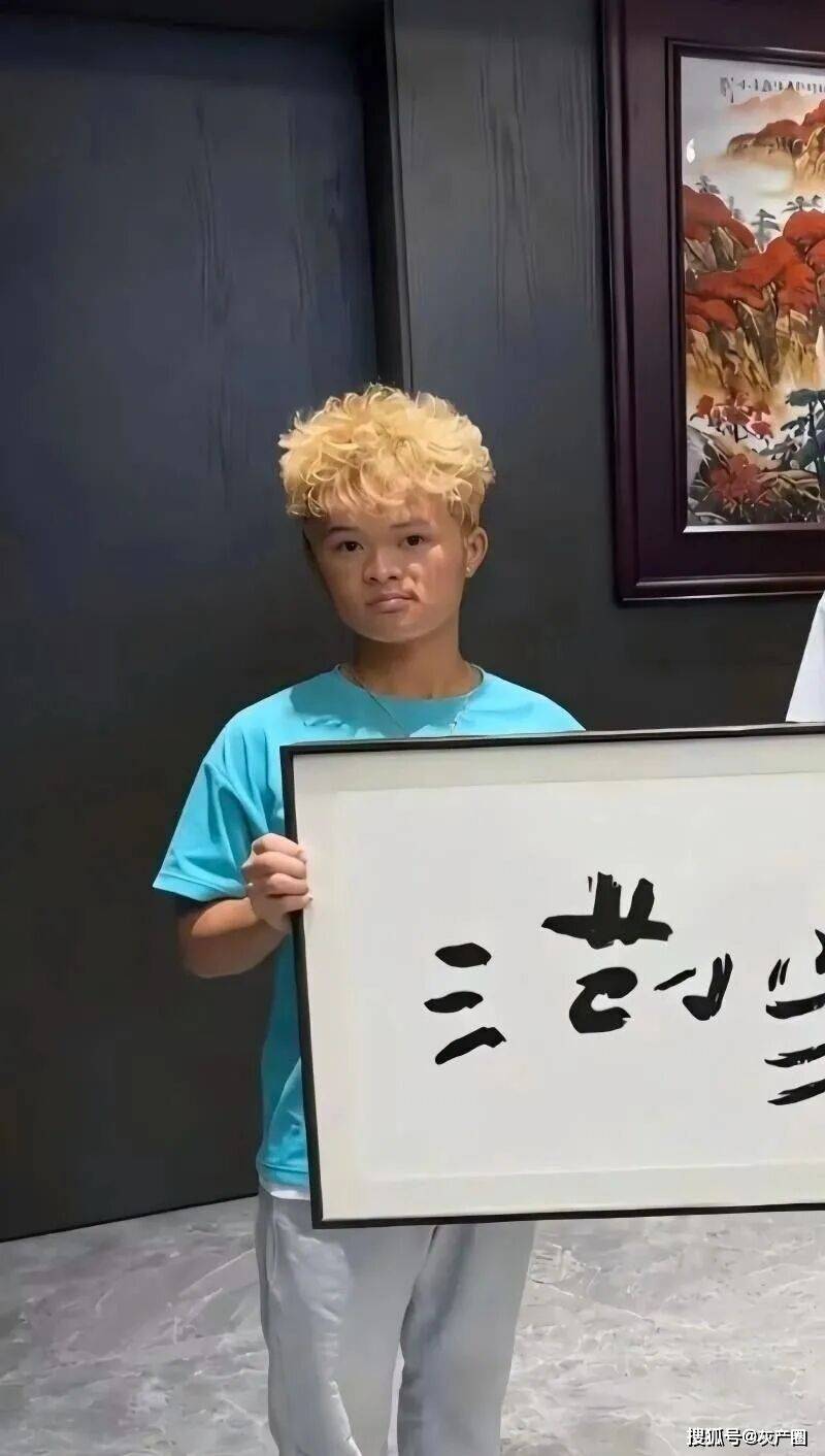 抖音网红范小勤直播卖书法04