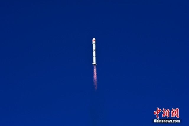 资料图：2023年12月4日12时10分，中国在酒泉卫星发射中心用长征二号丙运载火箭，成功发射埃及二号卫星。援埃及二号卫星项目是中埃两国在共建“一带一路”倡议提出十年来，秉持“共商共建共享”原则，开展全方位务实合作结出的硕果。汪江波 摄