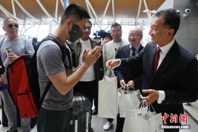 5月29日11时50分，海湾航空GF124航班从巴林首都麦纳麦飞抵上海浦东国际机场，穿过象征民航最高礼遇的“水门”，标志着中国往返巴林的首条国际直飞航线正式开通。图为巴林海湾航空公司首席执行官Jeffrey Goh(右一)向旅客赠送纪念品。<a target='_blank' href='/'><p  align=
