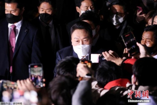 当地时间3月10日，韩国中央选举管理委员会发布的数据显示，韩国最大在野党国民力量党候选人尹锡悦在第20届总统选举中获胜，当选新一任总统。图为尹锡悦与支持者一同庆祝。