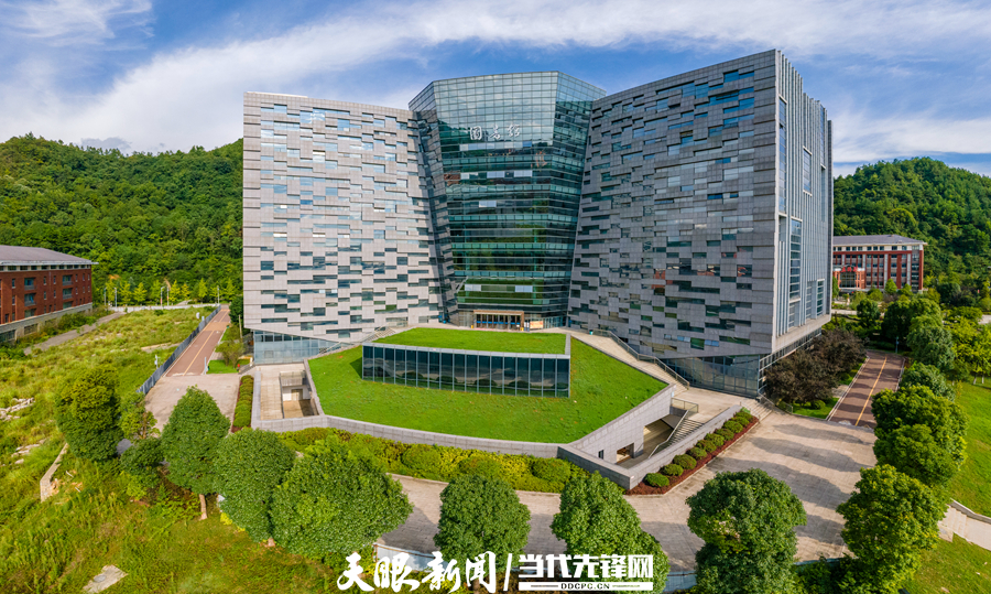 航拍贵州省贵阳市贵安新区贵州财经大学图书馆（贵州图片库供图）.jpg