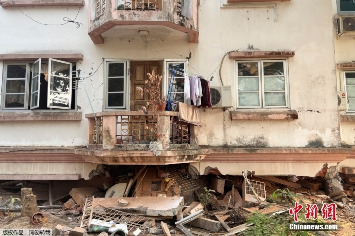 当地时间3月28日，缅甸内比都，强震过后房屋受损严重。
据中国地震台网正式测定：3月28日14时20分，在缅甸(北纬21.85度，东经95.95度)发生7.9级地震，震源深度30公里。