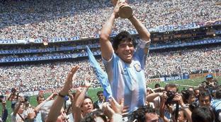 一代球王马拉多纳逝世