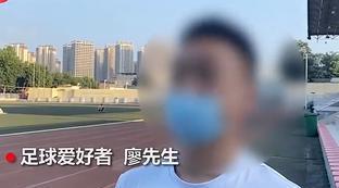 足球场踢球照片