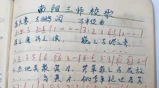 简笔画踢足球