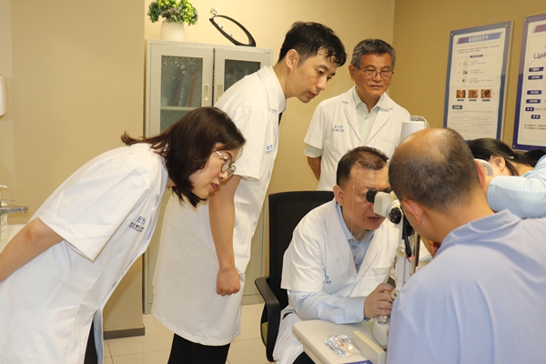 京鄂闽专家团再次汇聚福州爱尔眼科疑难眼病诊疗平台 联合会诊为患者破除疑难
