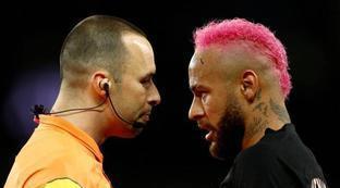 内马尔因为彩虹过人而得到黄牌