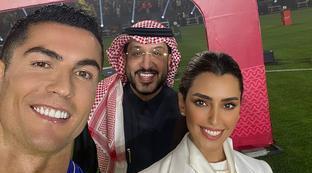 c罗亮相仪式的女主持人是谁