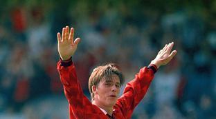 贝克汉姆吊射是哪年