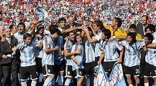 和梅西一个球队的球员