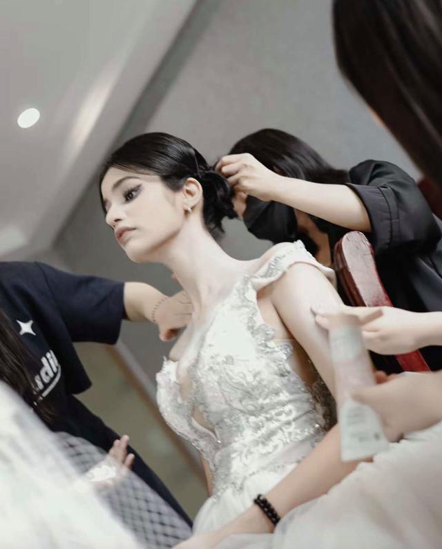 重庆小伙迎娶斐济高颜值新娘 婚礼化妆师：镇上都轰动了