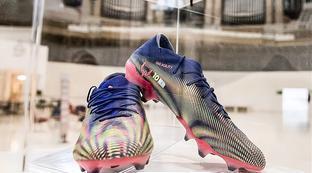 梅西同款白金足球鞋