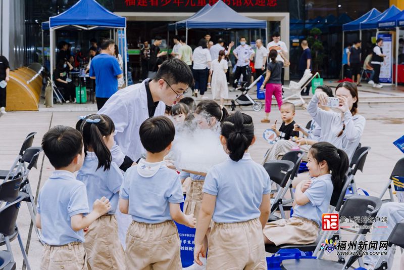 机器人表演、科学秀、泡泡秀……福州鼓楼把科技“玩”出花样 机器人表演、科学秀、泡泡秀……福州鼓楼把科技“玩”出花样