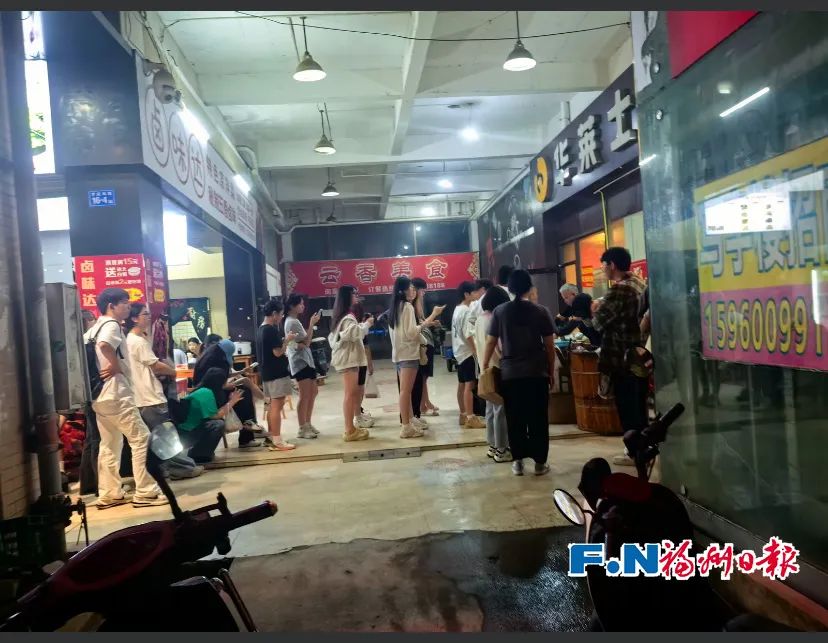 福州一锅盔摊位排起百米长队，几万网友都说想吃，竟是为了……