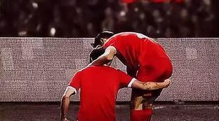 中国足球哪怕是再多人的痰盂