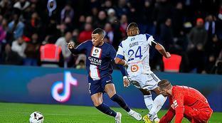 16号红色球衣赢了内马尔