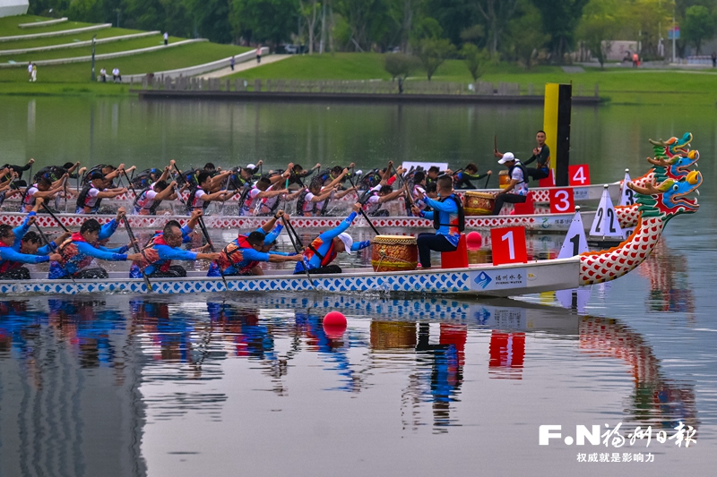 龙舟竞渡旗山湖 16支队伍碧波争锋
