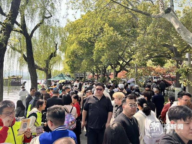 铺满了人！杭州断桥比白蛇找到许仙那天还热闹！