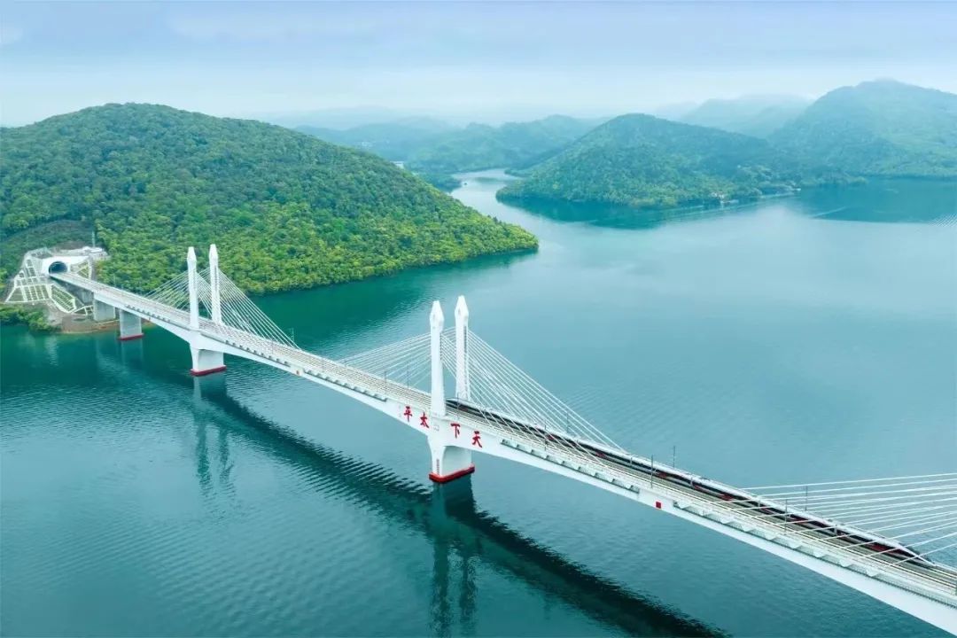 串联多个旅游名胜！这条高铁今天正式开通运营