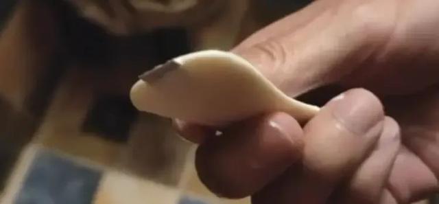 男子洗澡时发现舒肤佳香皂内嵌刀片