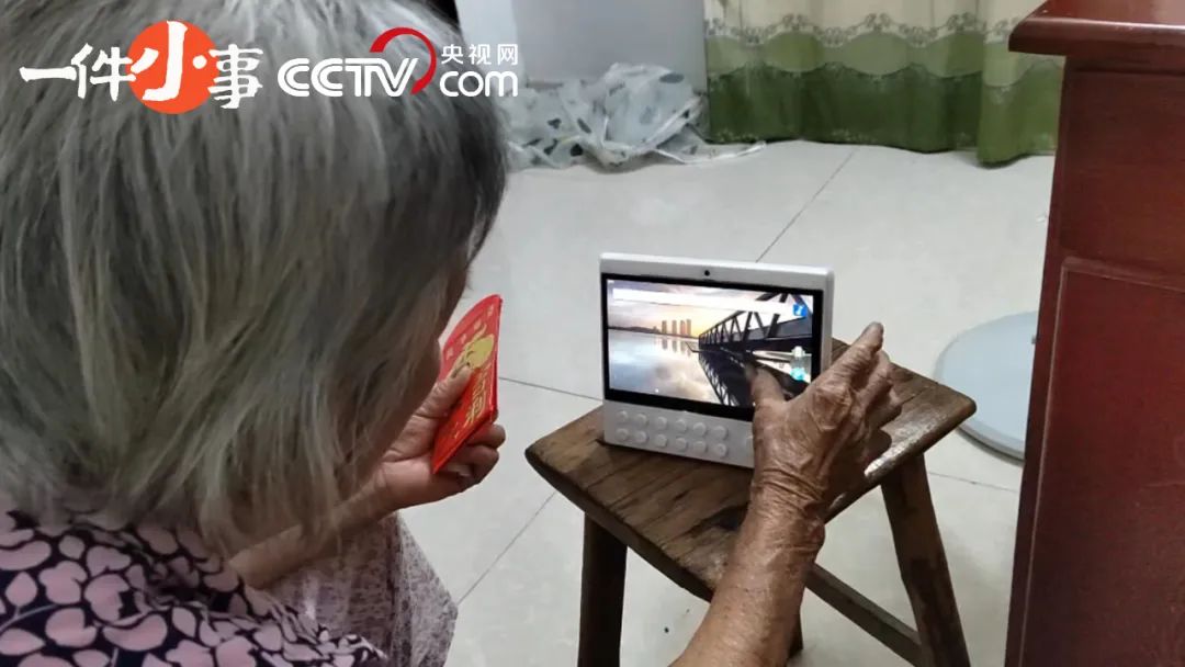 他爆改了奶奶的智能屏,上万人求量产 他爆改了奶奶的智能屏,上万人求量产