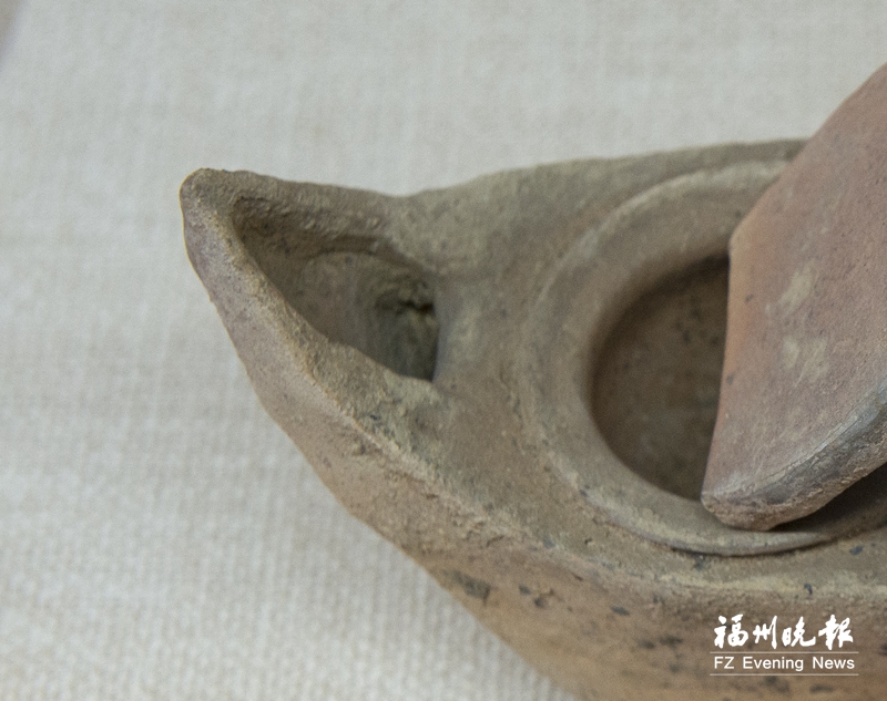 南朝青釉陶舟形灶：反映了福建“以舟为车”的濒海习俗文化