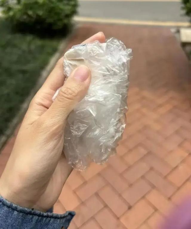 男子洗澡时发现舒肤佳香皂内嵌刀片