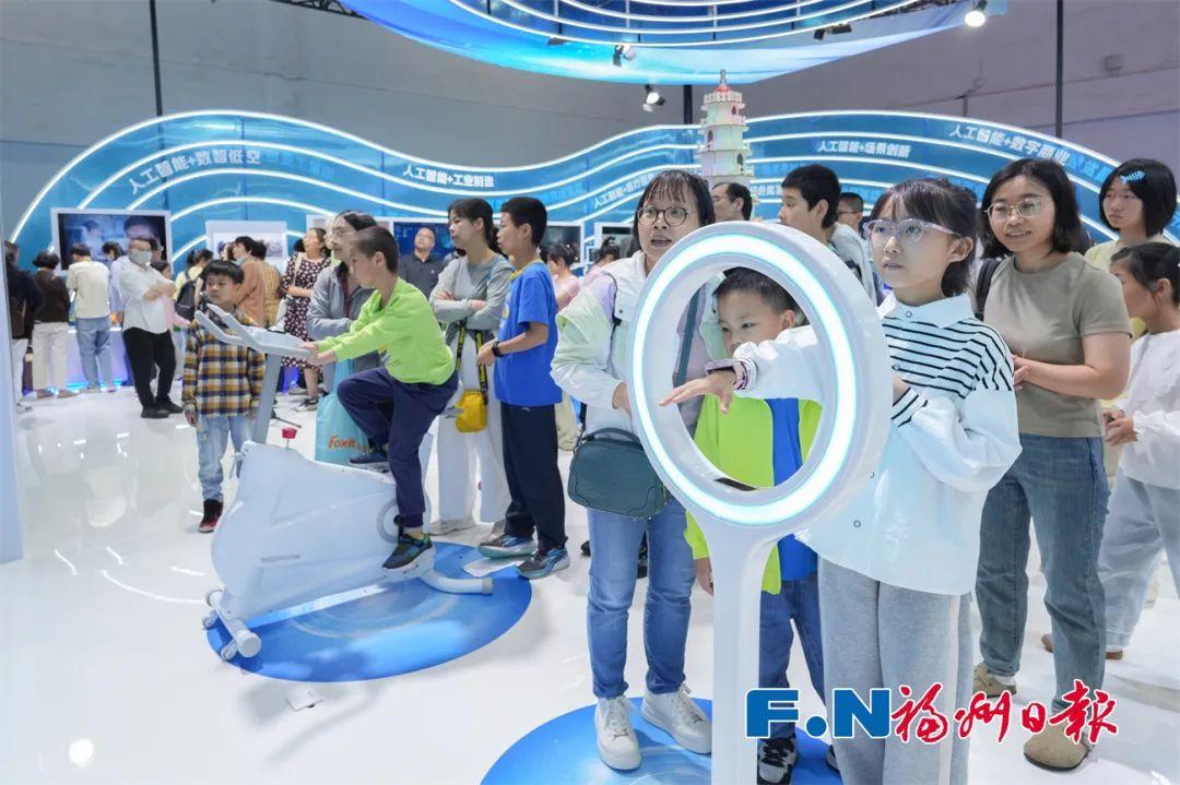 “五一”假期首日，福州红！红！红！