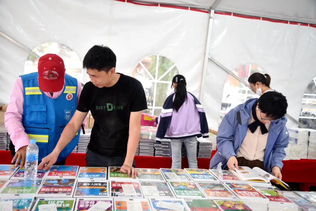 新形态汉英双语新书《文化仓山的前世今生》首发