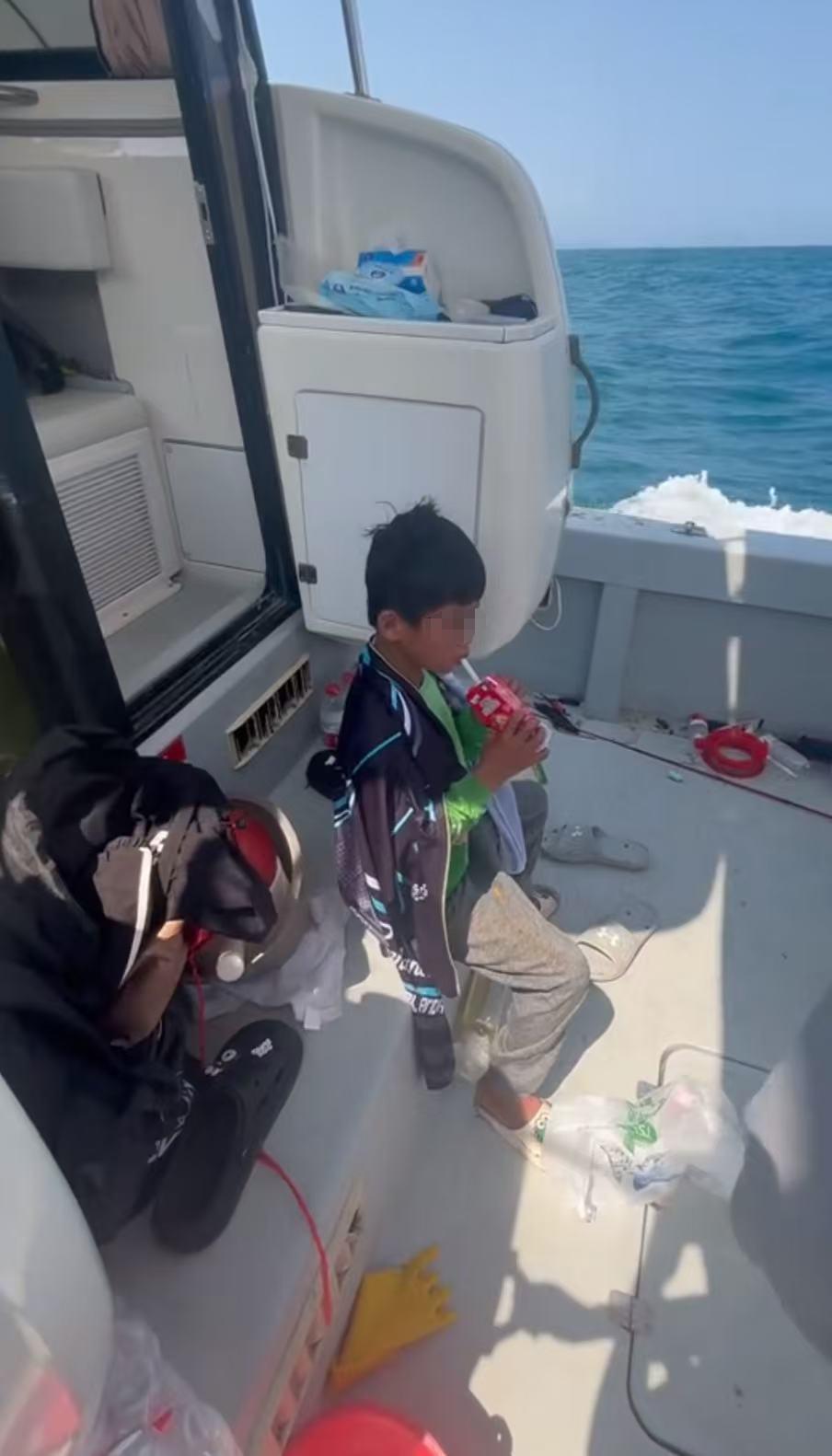 海漂男孩父亲抽干水塘找人？假