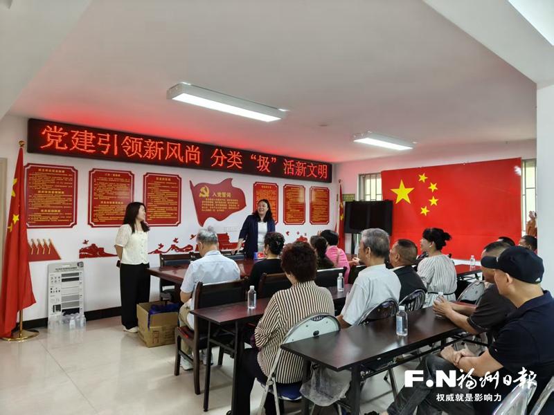 马尾培英社区党员带头推进垃圾分类