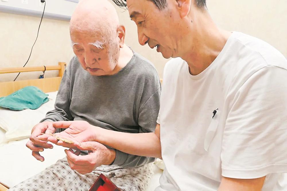 96岁抗战老兵捐出20件珍贵历史物件
