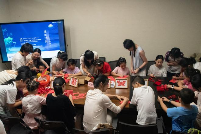 “剪艺传薪”非遗进校园剪纸艺术展在榕举行
