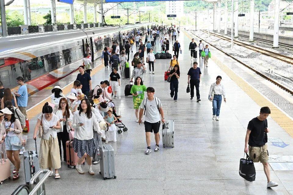 超强台风“桦加沙”即将登陆 南铁进一步优化列车运行方案