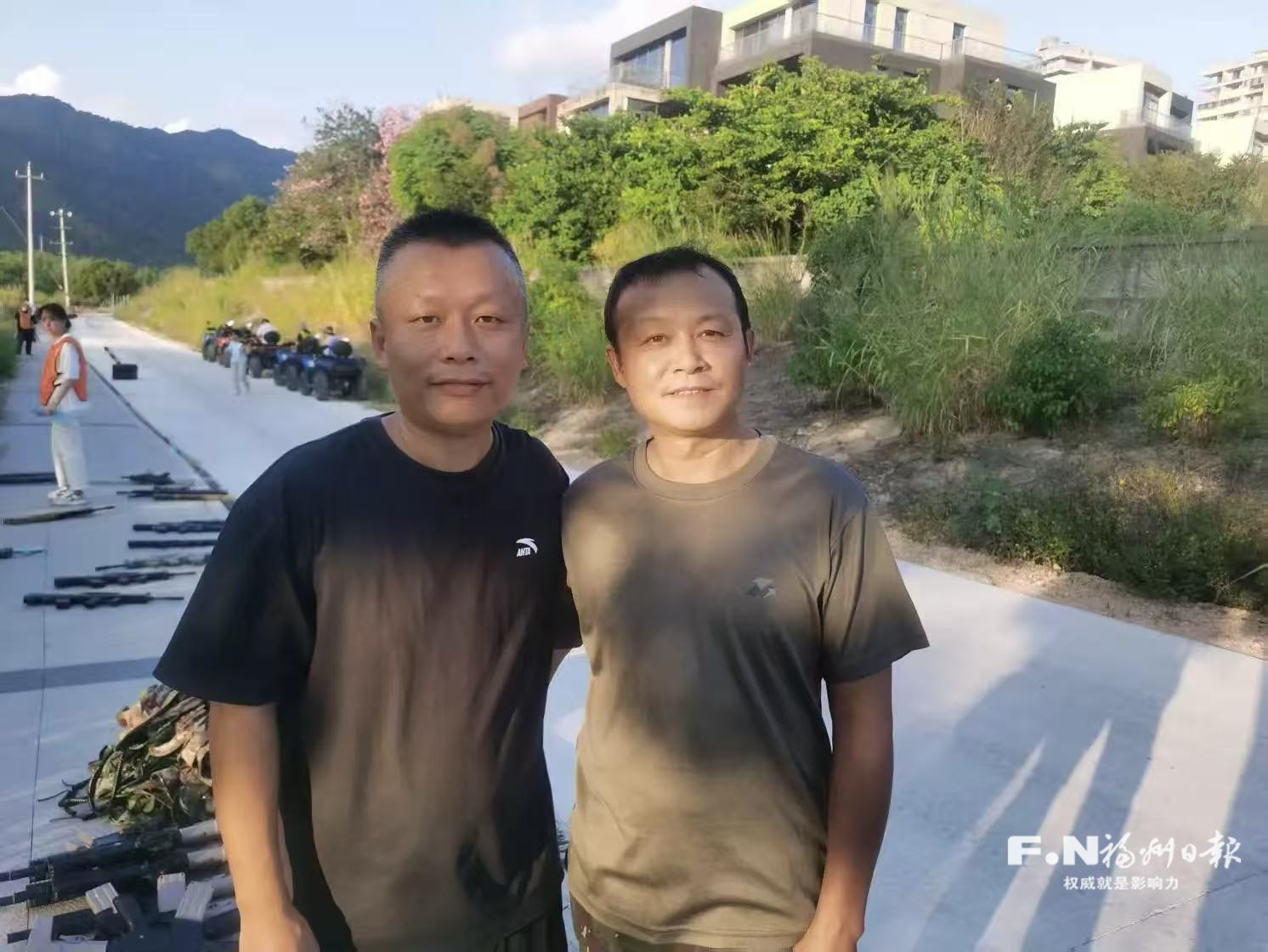 夫妇驾乘车辆坠河 危急关头，退役军人纵身一跃