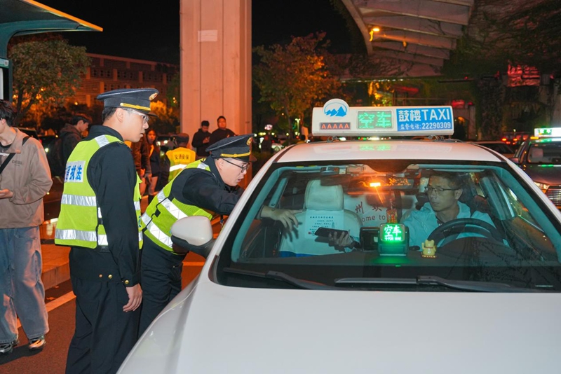 市交通运输综合执法支队做好演艺活动期间交通执法 严打非法营运保障群众出行 市交通运输综合执法支队做好演艺活动期间交通执法 严打非法营运保障群众出行